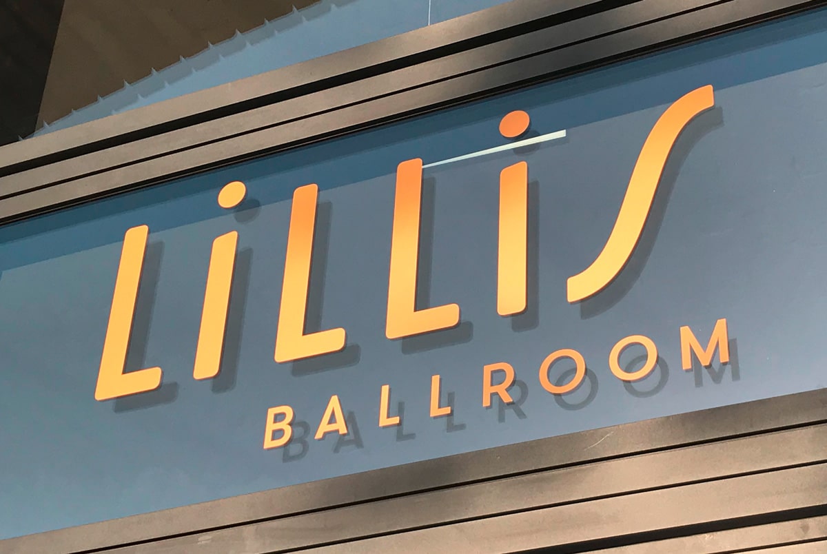 Logo über der Tür Lillis Ballroom